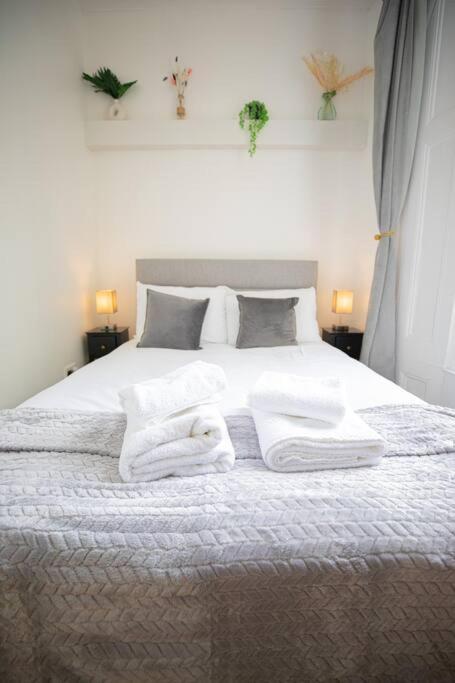 Perfect Location 4Bed 2 Bath Spacious Apartment Лондон Екстер'єр фото